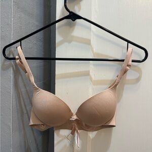 ULTIMATE
PUSH UP PLUNGE BRA STYLE:
BR-UWR-1881
COLOR: MICA 
SIZE:
32A